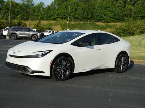 Used 2024 Toyota Prius XLE FWD image 3