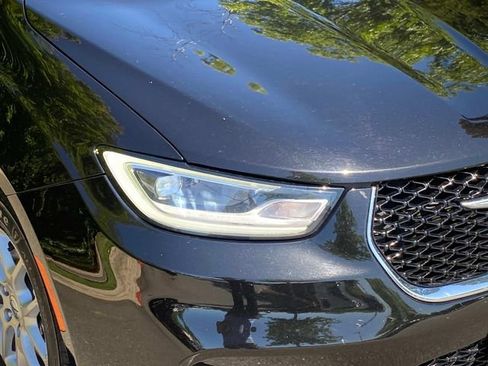 Used 2024 Chrysler Pacifica Touring-L FWD image 4