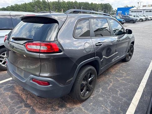 Used 2018 Jeep Cherokee Latitude w/ Altitude Package FWD image 2