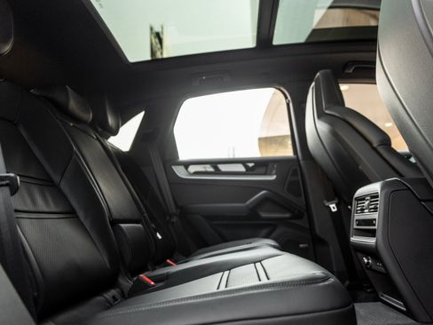 Certified 2025 Porsche Cayenne image 36