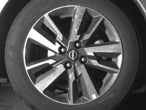 Used 2025 Nissan Versa SV FWD image 13