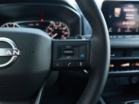 Used 2025 Nissan Rogue SV FWD image 22