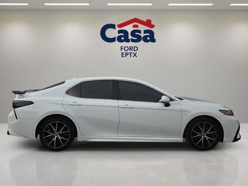 Used 2022 Toyota Camry SE image 2