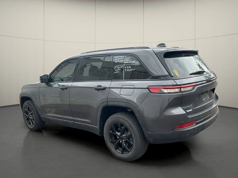 Used 2025 Jeep Grand Cherokee Altitude image 5