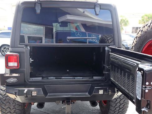 Used 2018 Jeep Wrangler Unlimited Sahara w/ Uconnect 4C Nav & Sound Group AWD/4WD image 33