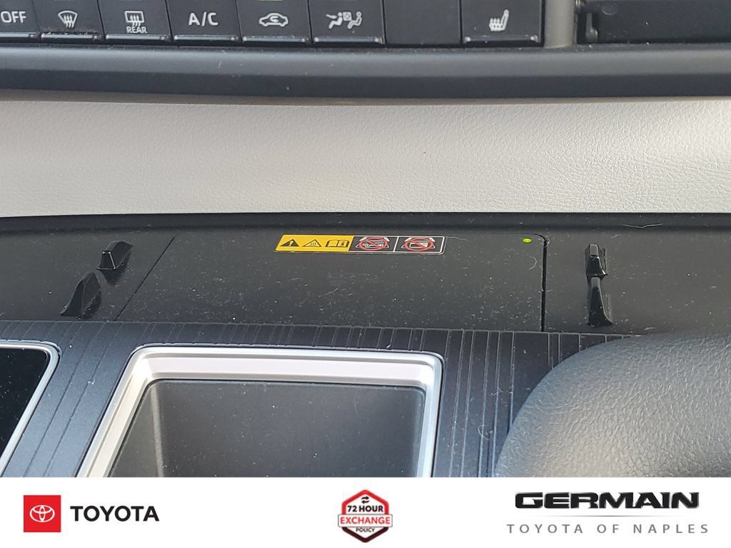 Certified 2025 Toyota Sienna XLE FWD image 33