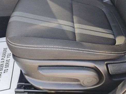 Used 2025 Hyundai Venue SEL FWD image 16