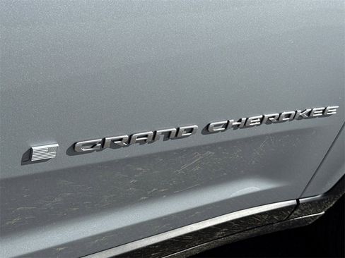 New 2025 Jeep Grand Cherokee Laredo image 8
