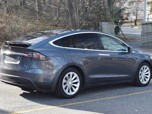 Used 2018 Tesla Model X 75D image 8