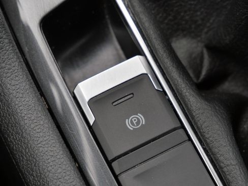 Certified 2022 Volkswagen Tiguan SE image 31