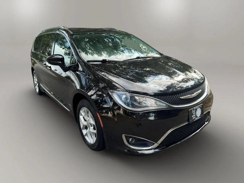 Used 2018 Chrysler Pacifica Touring-L w/ Tire & Wheel Group FWD image 2