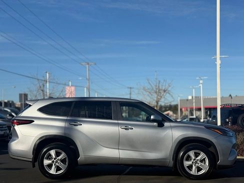 Used 2024 Toyota Highlander LE image 3