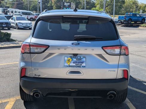 Used 2022 Ford Escape SE w/ SE Sport Appearance Package image 4