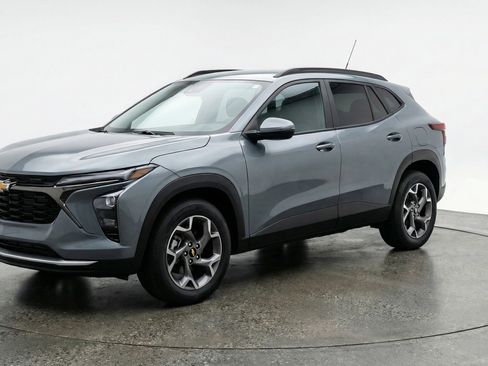 Used 2025 Chevrolet Trax LT w/ LT Convenience Package image 3