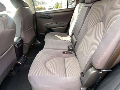 Used 2024 Toyota Highlander LE image 11
