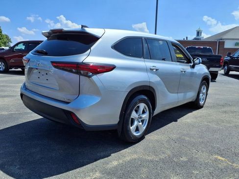 Used 2023 Toyota Highlander LE image 4