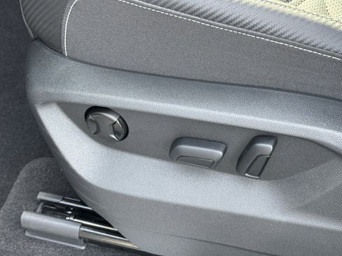 Used 2024 Volkswagen Atlas Cross Sport SE image 18