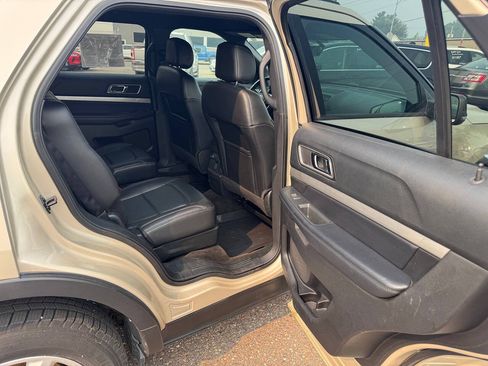 Used 2017 Ford Explorer XLT w/ Equipment Group 202A AWD/4WD image 33