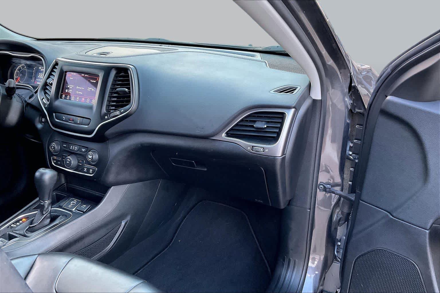 Used 2021 Jeep Cherokee Latitude Plus w/ Sun & Sound Group FWD image 18