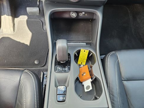 Used 2023 Volvo XC40 B5 Core image 24