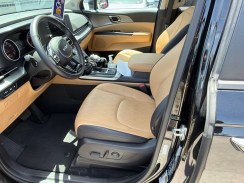 Used 2024 Kia Carnival LX FWD image 9