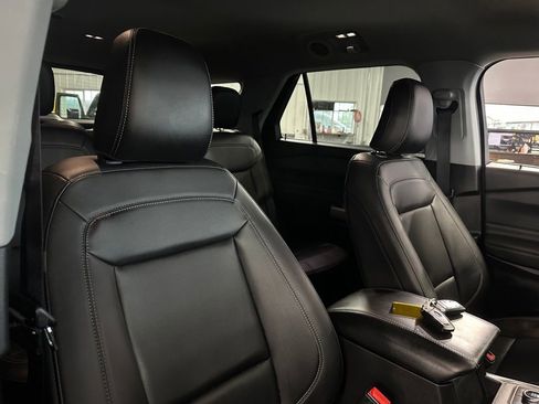 Used 2023 Ford Explorer XLT w/ Equipment Group 202A AWD/4WD image 32