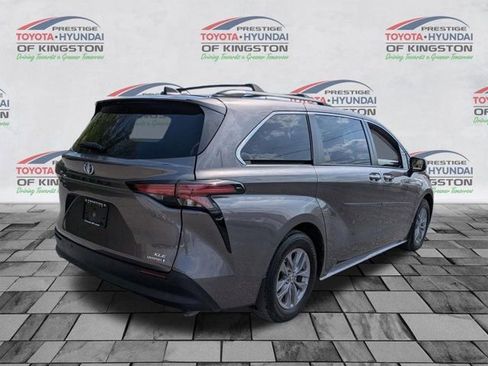 Used 2022 Toyota Sienna XLE AWD/4WD image 3