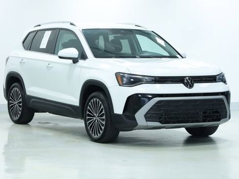 New 2025 Volkswagen Taos SE FWD image 3