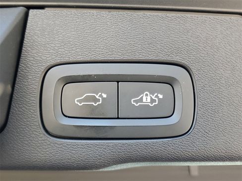 Certified 2022 Volvo XC60 B5 Momentum image 11