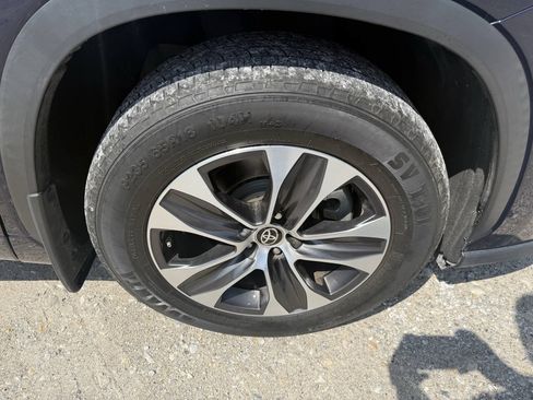Used 2021 Toyota Highlander XLE AWD/4WD image 12