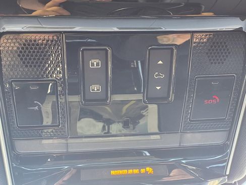 Used 2025 Land Rover Range Rover Sport SE AWD/4WD image 8