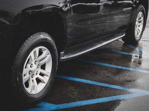 Used 2018 Chevrolet Suburban LT image 30