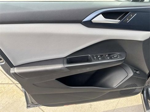 Certified 2023 Volkswagen Taos SE image 16