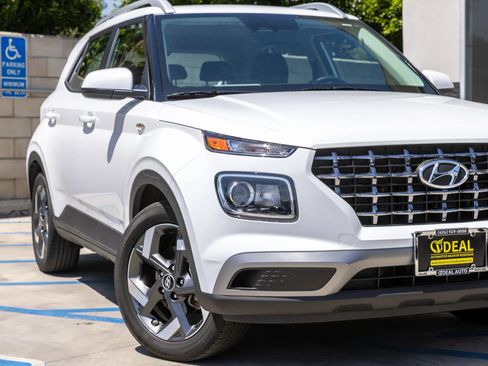 Used 2025 Hyundai Venue SEL FWD image 3