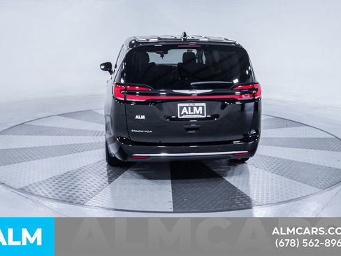 Used 2024 Chrysler Pacifica Touring-L image 8