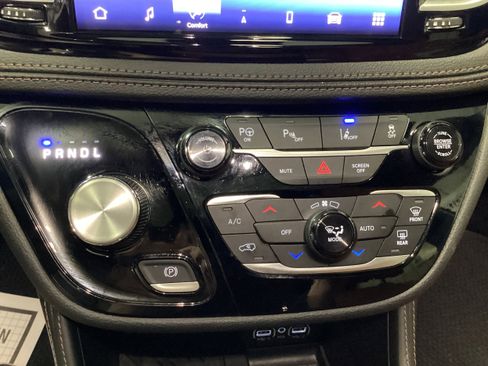 Used 2025 Chrysler Pacifica Pinnacle image 36