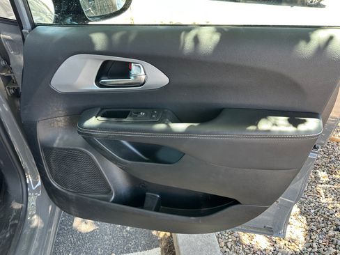 Used 2025 Chrysler Pacifica Limited FWD image 28