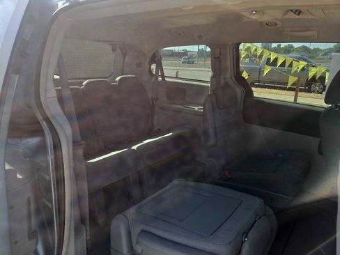 Used 2010 Chrysler Town & Country Touring FWD image 19