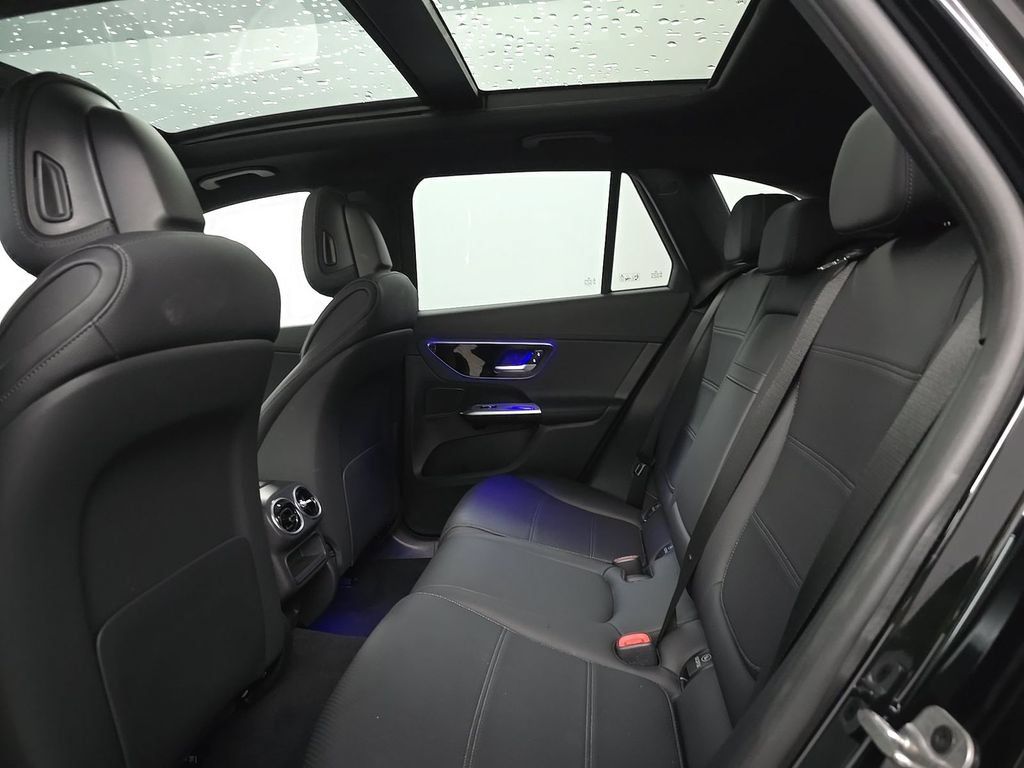 Used 2025 Mercedes-Benz GLC 300 4MATIC image 13
