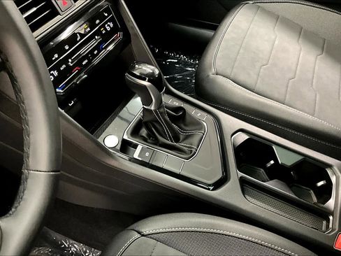 New 2026 Volkswagen Taos SE image 10