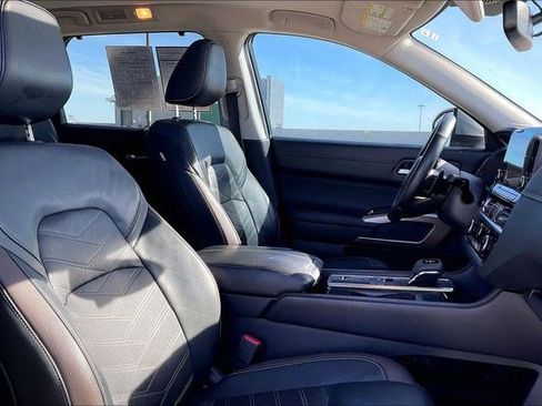 Used 2022 Nissan Pathfinder Platinum w/ Cargo Package image 7