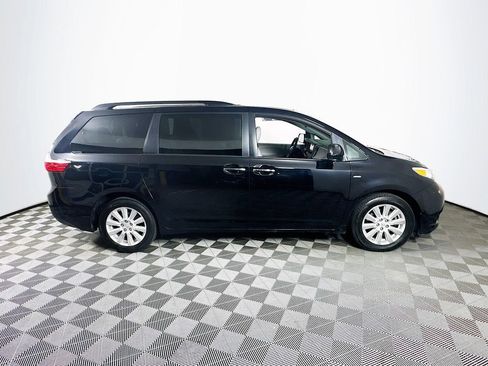 Used 2017 Toyota Sienna XLE Premium image 8