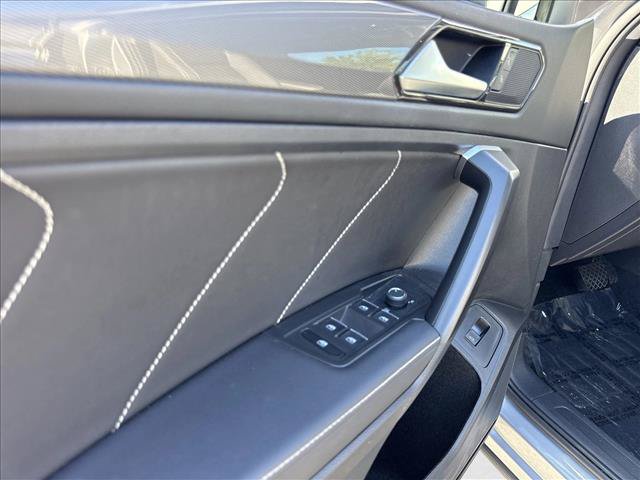 Used 2024 Volkswagen Tiguan SE w/ Panoramic Sunroof Package FWD image 29