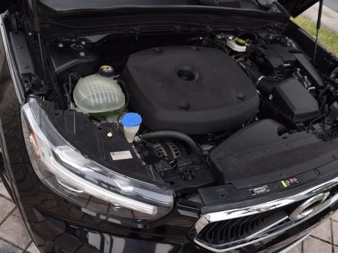 Used 2020 Volvo XC40 T5 Momentum w/ Protection Package Premier image 92