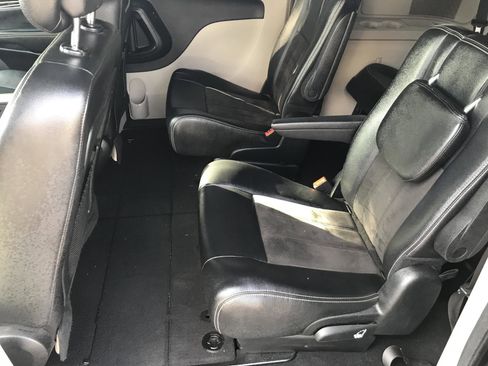 Used 2020 Dodge Grand Caravan SXT image 18