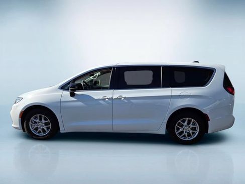 Used 2024 Chrysler Pacifica Touring-L FWD image 7