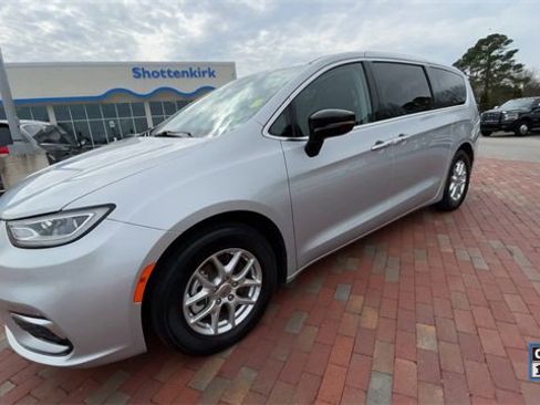 Used 2024 Chrysler Pacifica Touring-L image 5