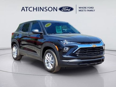 Used 2024 Chevrolet TrailBlazer LS w/ LS Convenience Package FWD image 3