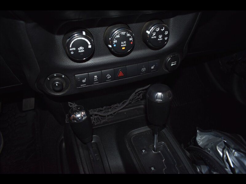 Used 2017 Jeep Wrangler Unlimited Rubicon w/ Connectivity Group AWD/4WD image 12