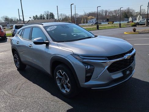 Used 2025 Chevrolet Trax LT w/ LT Convenience Package image 2